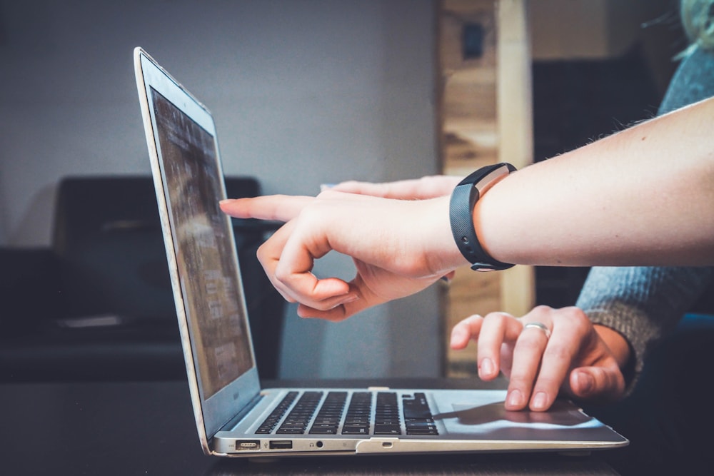 Person arbeitet konzentriert am Laptop