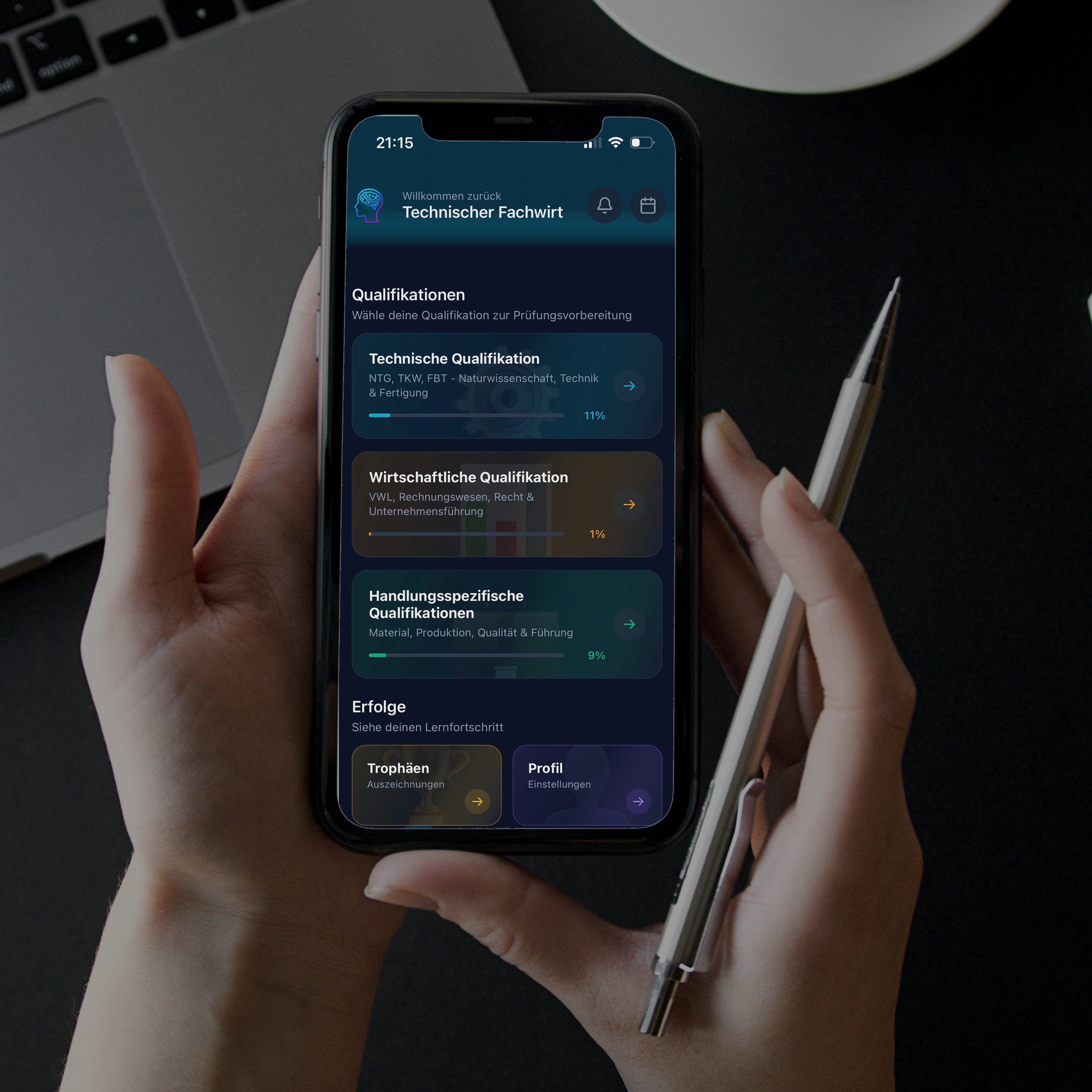 Person hält ein Smartphone mit PractiPrep-App am Arbeitsplatz